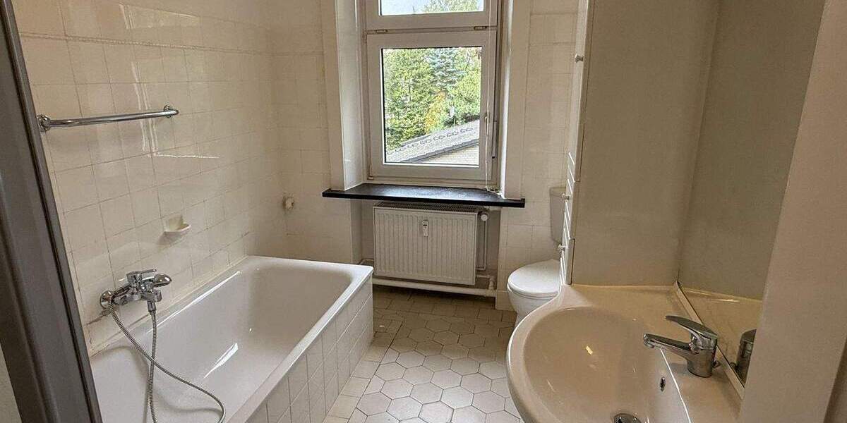 Große Altbau-Wohnung mit 4 Zimmern und Balkon 4 zimmer