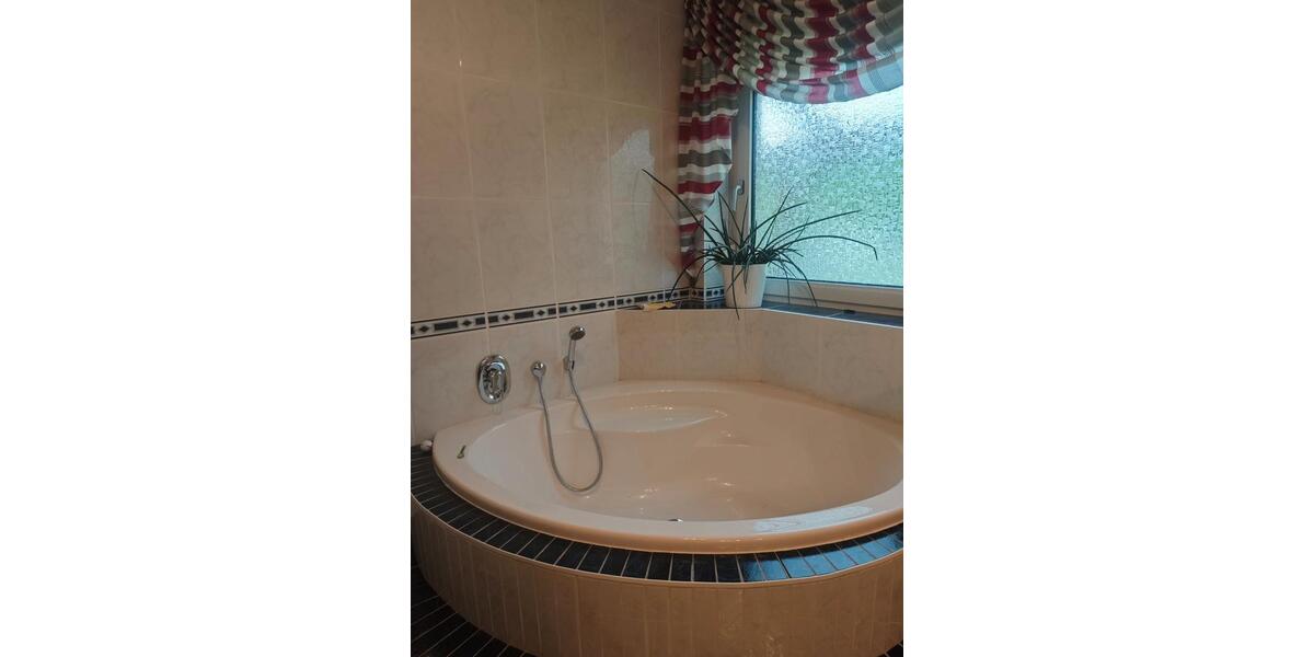 Erdgeschoßwohnung Wolfsburg Ehmen - 7 Zimmer, 200 m&sup2;, 1.150&euro; | Angebot:26154415