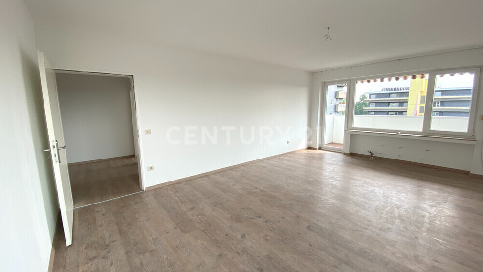Stilvoll modernisierte 3,5-Zimmer-Wohnung mit Balkon, Aufzug und Stellplatz