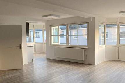 großzügig geschnittene Wohnung zu vermieten 4 zimmer