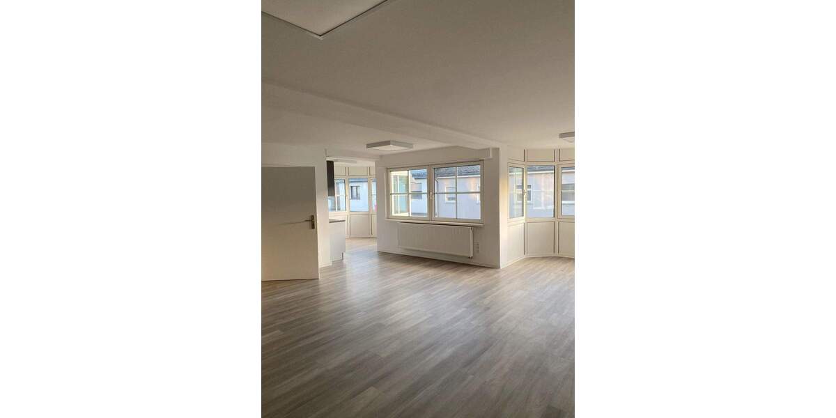 großzügig geschnittene Wohnung zu vermieten 4 zimmer