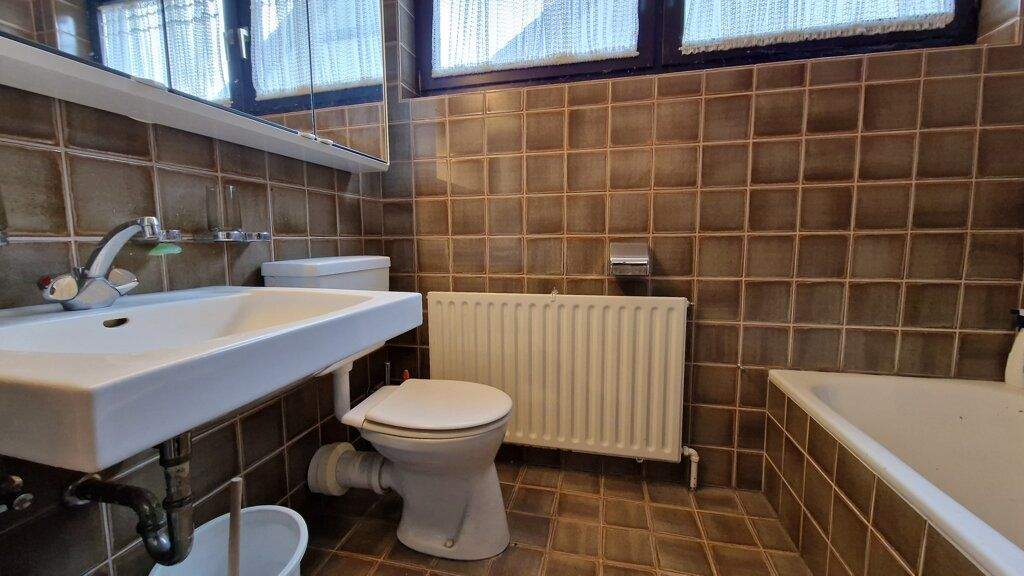 Großes, modernisierungsbedürftiges Einfamilienhaus mit 5 Schlafzimmern und drei Bädern in Richterich 7 zimmer