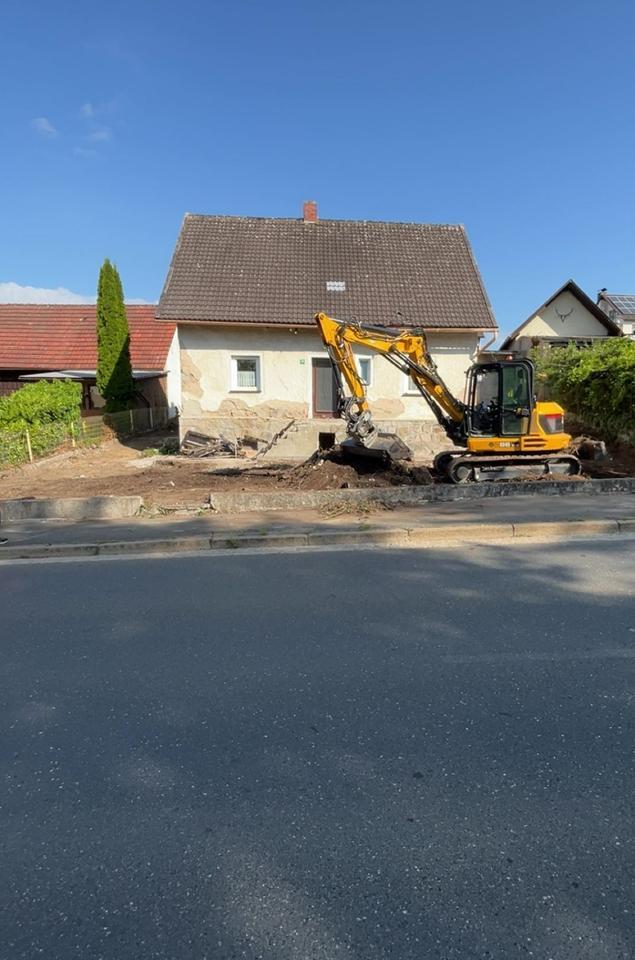 Haus mit sehr guter Aussicht Renovierungsbedürftig mit Garagen