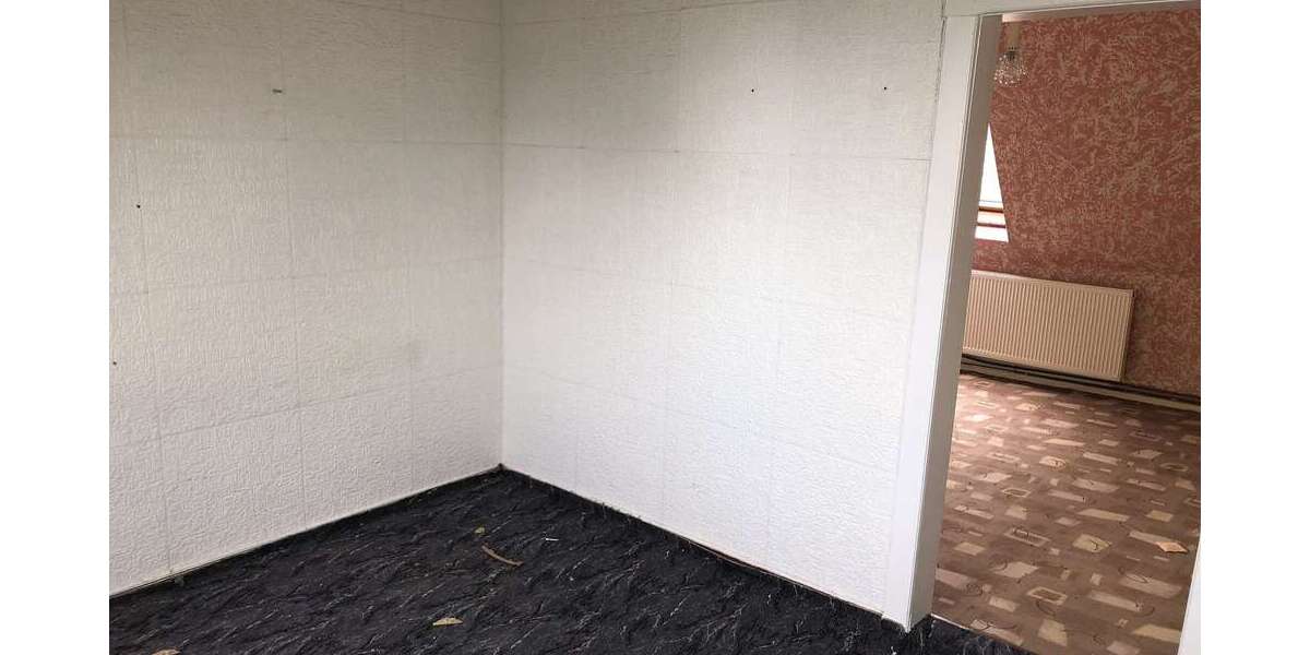 ++Doppelhaushälfte mit Entwicklungspotential in Döllnitz++ 7 zimmer