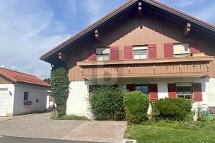 GEMÜTLICH MIT EINLIEGERWOHNUNG UND GARAGE - Wohnung Stiefenhofen | Angebot:27081368