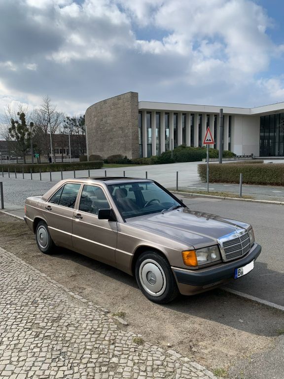Mercedes-Benz 190 294.000 km 3.700 € Berlin 12209