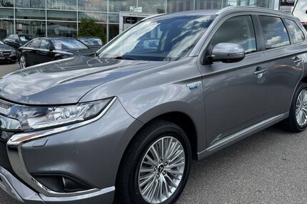 Mitsubishi Outlander 2.4 PHEV BASIS 4WD/SCHECKHEFT/KAMERA 52.646 km 21.900 € Villingen-Schwenningen 78054