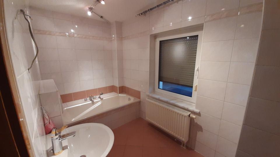 Wohnhaus vollunterkellert m. Dachausbau u. Nebengebäude m. 2 Fewo