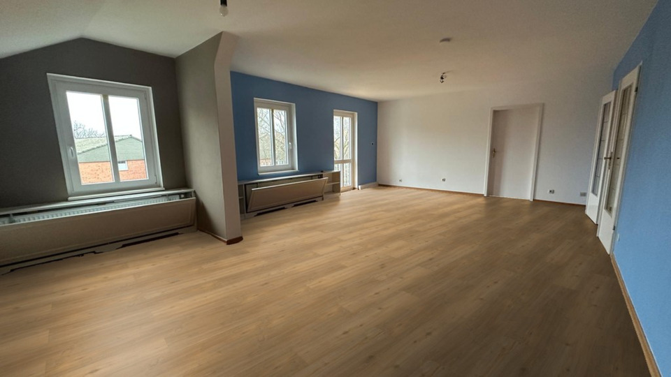 Helle Dachgeschosswohnung mit viel Stauraum in St. Jürgen 4 zimmer