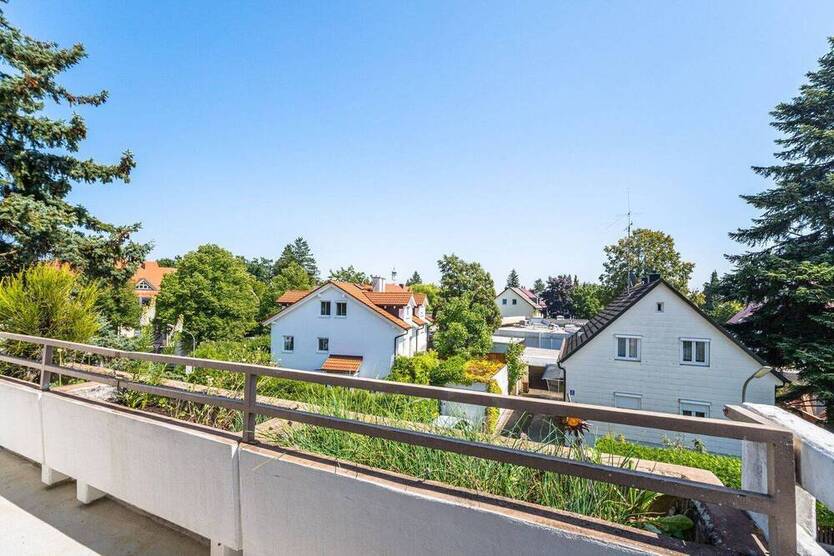 Großzügige und sehr gepflegte 4-Zimmer-Wohnung mit 2 Balkonen und Einbauküche.
