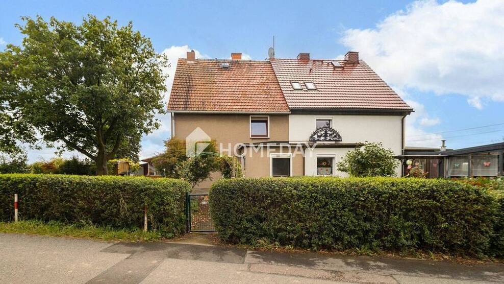 Direkt verfügbar: DHH mit Entwicklungsmöglichkeiten und großem Grundstück in ruhiger Lage