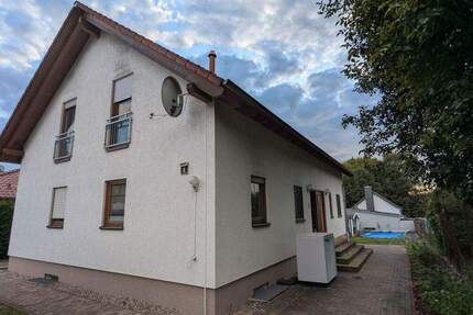 Tolles Zweifamilienhaus von OKAL mit Pool, großem Garten und flexibler Nutzung 7 zimmer