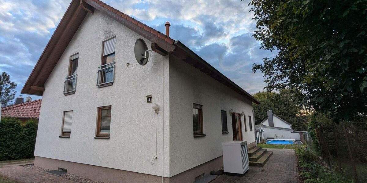 Tolles Zweifamilienhaus von OKAL mit Pool, großem Garten und flexibler Nutzung 7 zimmer