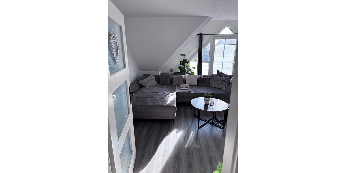 Dachgeschoßwohnung Esens - 3 Zimmer, 90 m&sup2;, 930&euro; | Angebot:26349341