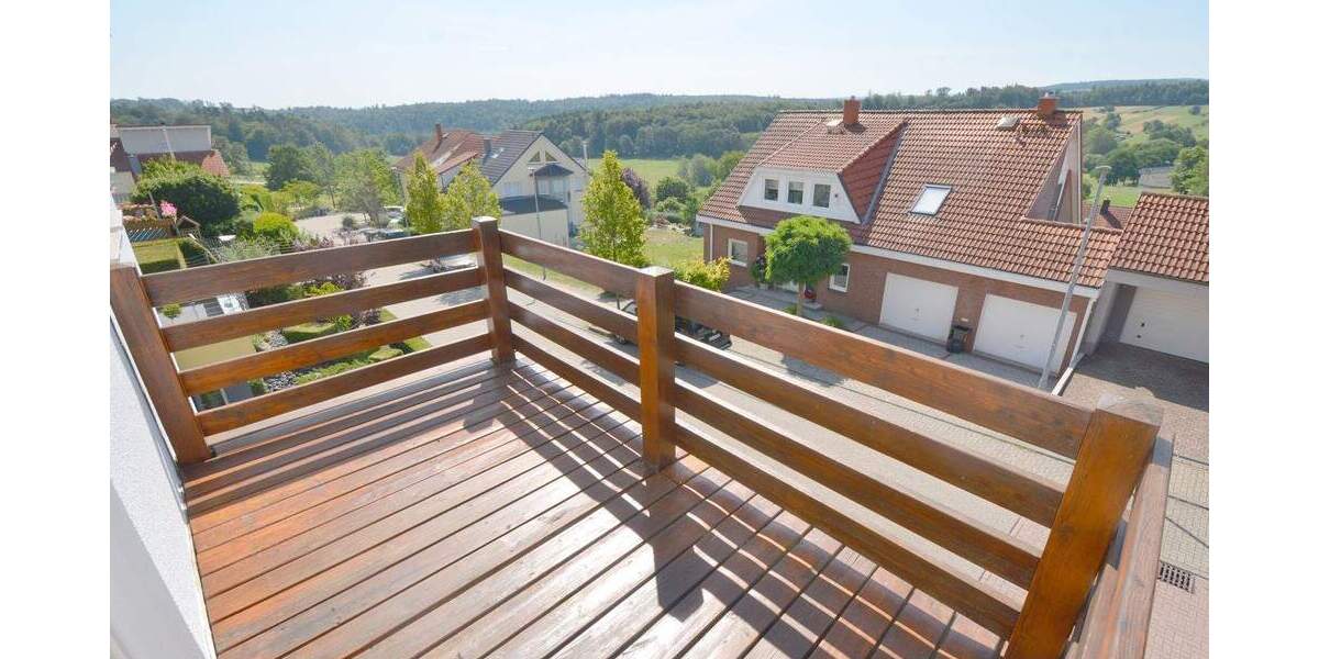 SCHÖNE, GEPFLEGTE 3-ZIMMER-WOHNUNG MIT BALKON UND HERRLICHER SICHT 3 zimmer