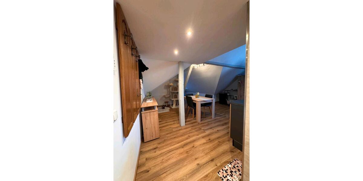 schöne Dachgeschoss Wohnung. 2 zimmer