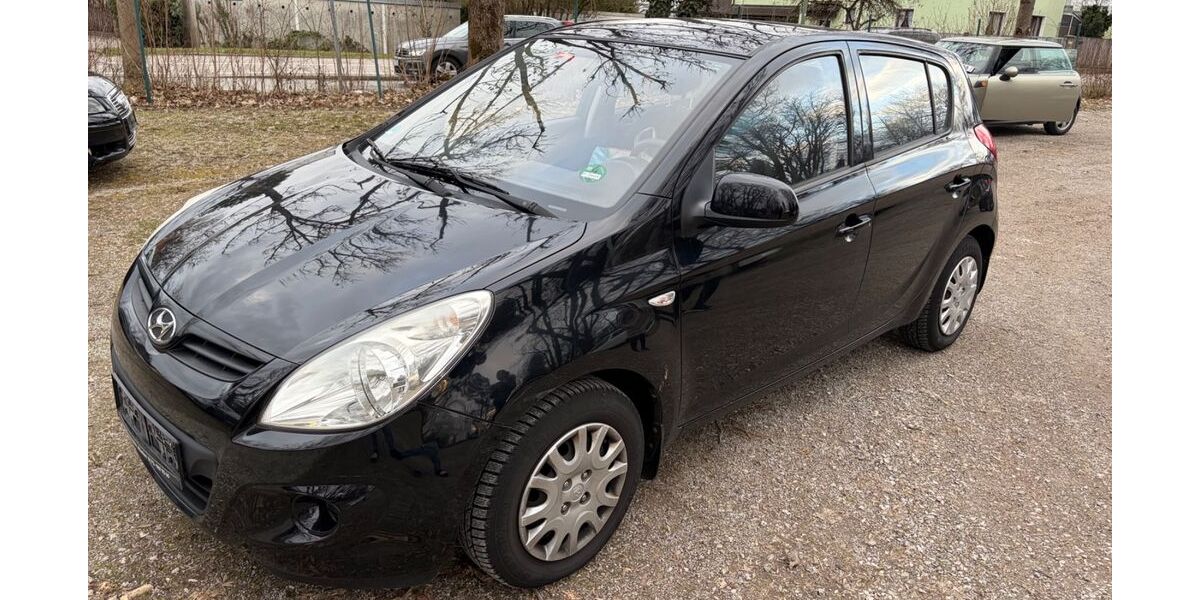 Hyundai i20 95.333 km 2.990 &euro; München 81929