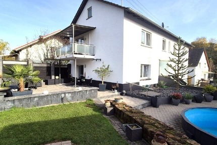Wohnen für zwei Generationen: Poolbereich mit Außenbar & barrierefreiem EG - Haus Katzweiler | Angebot:24408767