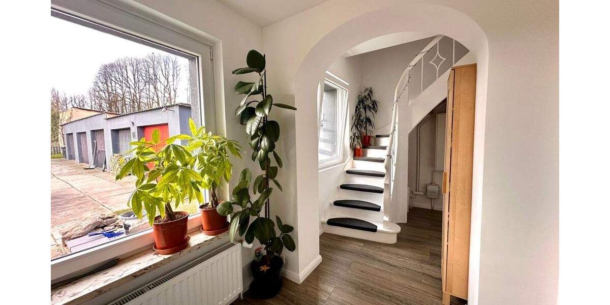 Saniertes Haus mit einigen Garagen - Eigennutzung oder Investition 5 zimmer