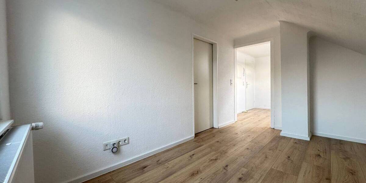 Sanierte 2-Zimmer-Dachgeschosswohnung mit neuem Bad in Ensheim - Etagenwohnung Saarbrücken-Halberg Ensheim | Angebot:26774939