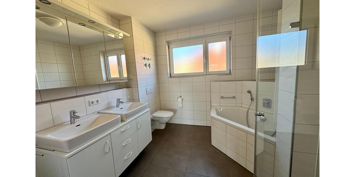 Etagenwohnung Nürtingen - 4.5 Zimmer, 125 m&sup2;, 1.550&euro; | Angebot:25991604