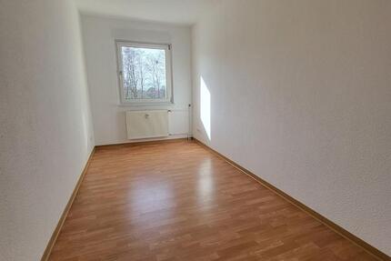 3 RaumWohnung, Balkon, Küche + Bad Fenster, Badewanne
