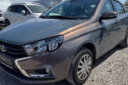 Lada Vesta 67.000 km 5.990 &euro; München 81829