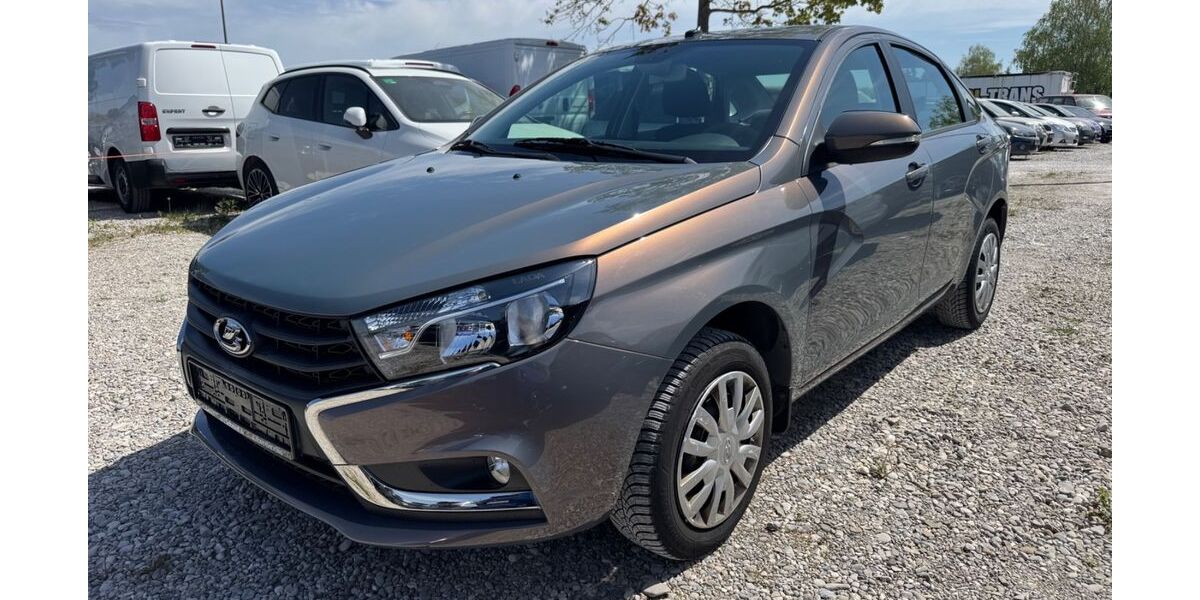 Lada Vesta 67.000 km 5.990 &euro; München 81829