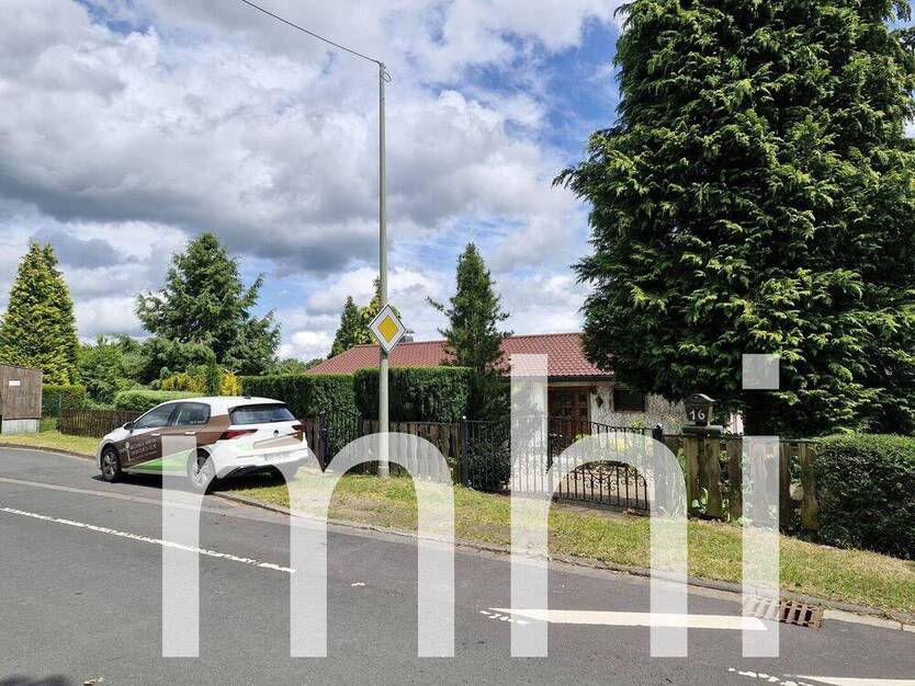 Much Hündekausen: Kleiner Bungalow mit 2 Garagen für die kleine Familie. 4 zimmer