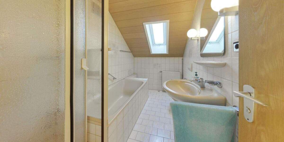 Großzügiges Ein- bis Zweifamilienhaus in massiver Bauweise mit Sauna, Garten und Doppelgarage 7 zimmer