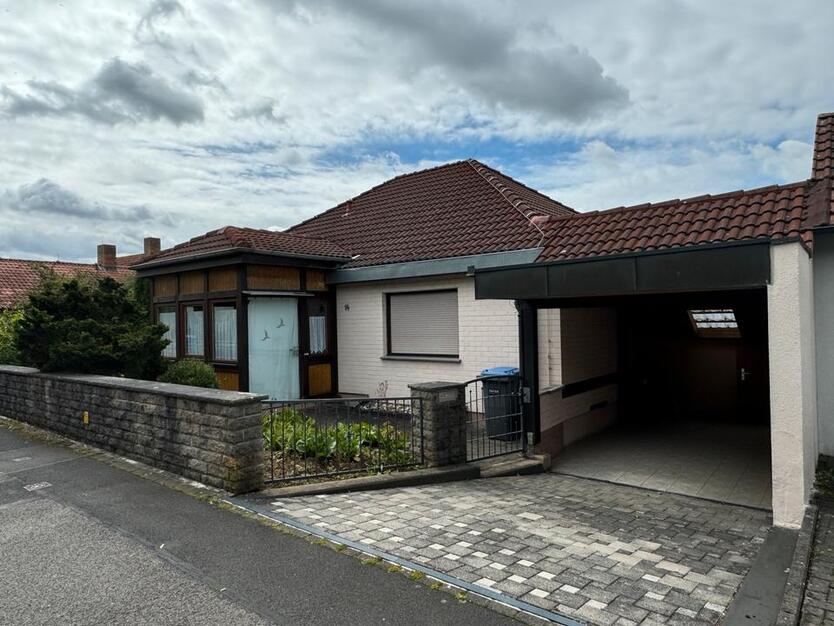 Winkelbungalow mit EinliegerWohnung und KellerCarportStellplatz