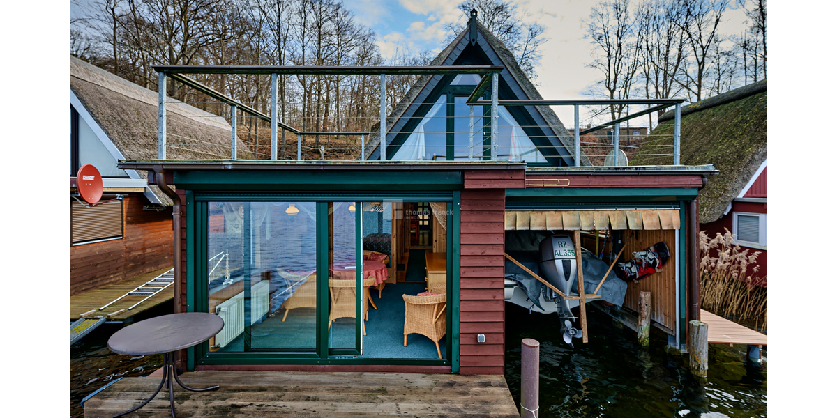 Reetgedecktes, winterfestes Bootshaus mit Bootsgarage und Motorboot am Ziegelsee sofort nutzbar - Ferienhaus Schwerin Werdervorstadt | Angebot:26421371