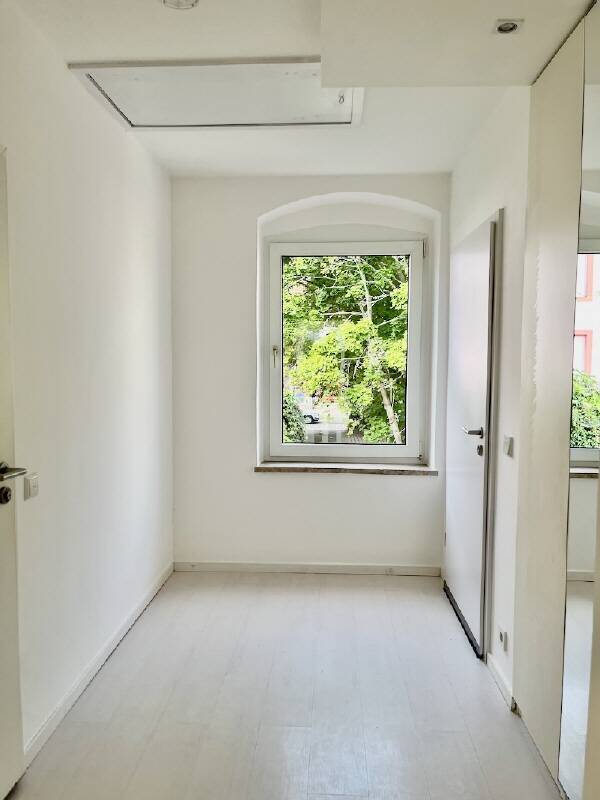 Helle Räume im Hinterhaus mit Einbauküche
