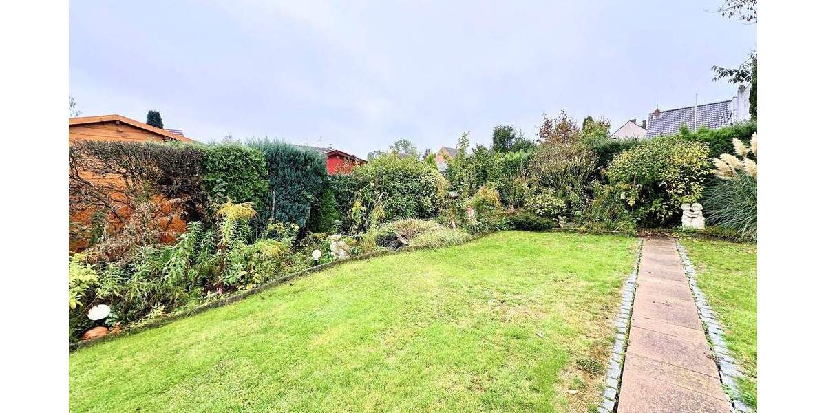 Doppelhaushälfte mit viel Potenzial, großzügigen Garten, Garage und Stellplätzen 5 zimmer