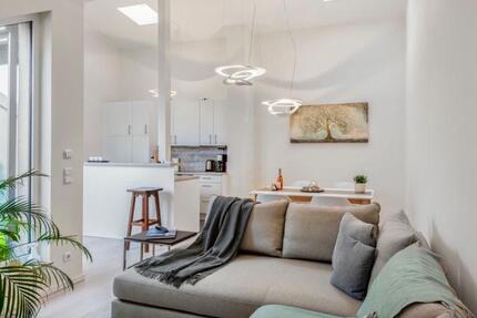 ***Kleines möbliertes Penthaus, zentral am Rosengarten*** 2 zimmer