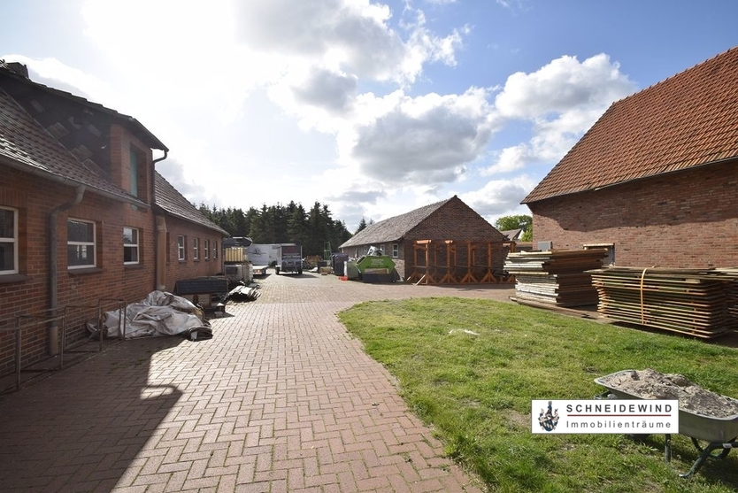 3 Wohnungen je 60 m² + mehrere Hallen Carport + Freifläche 1000m² + Parkflächen Garagen Carports