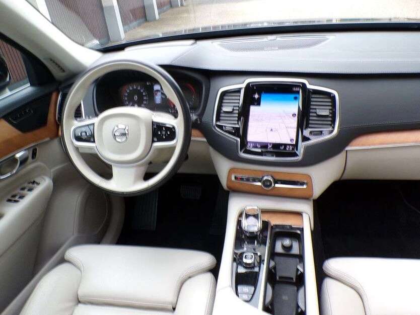 Volvo XC90 114.000 km 44.840 € Düsseldorf 40468