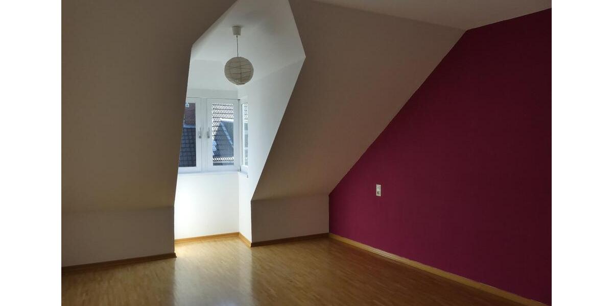 Dachgeschoßwohnung Bonn Poppelsdorf - 3.5 Zimmer, 77 m&sup2;, 850&euro; | Angebot:25991585