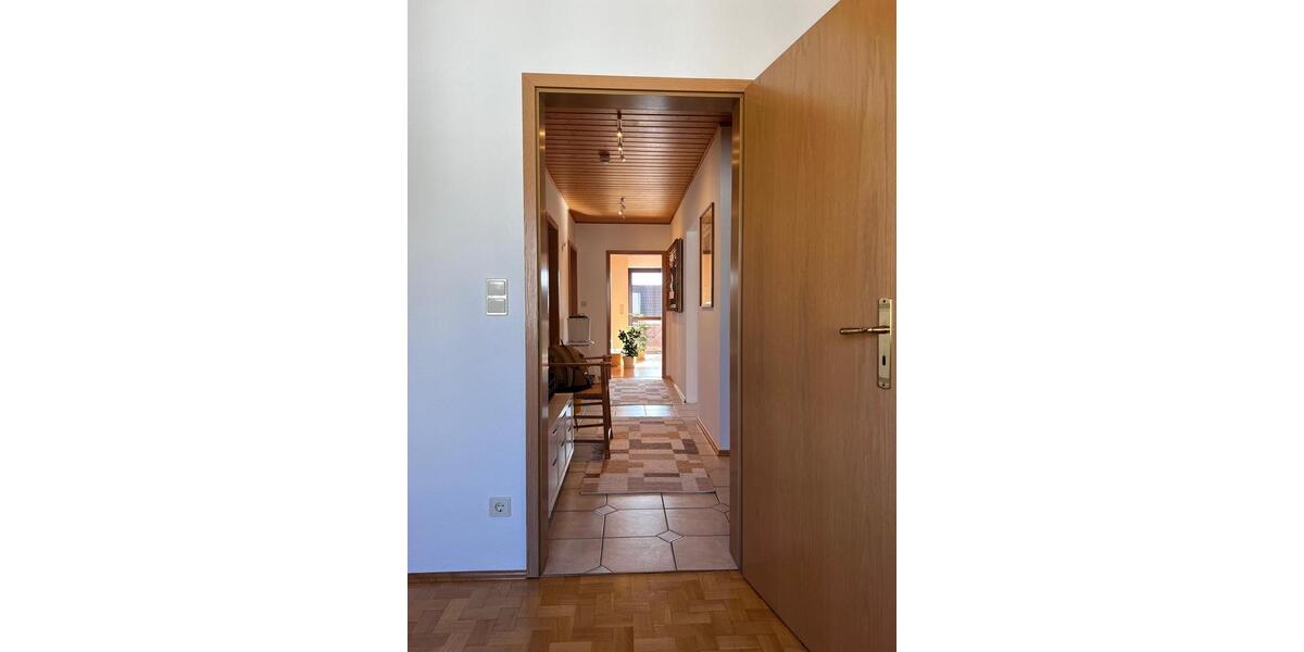 Dachgeschoßwohnung Höchberg - 3 Zimmer, 78 m&sup2;, 850&euro; | Angebot:25360970