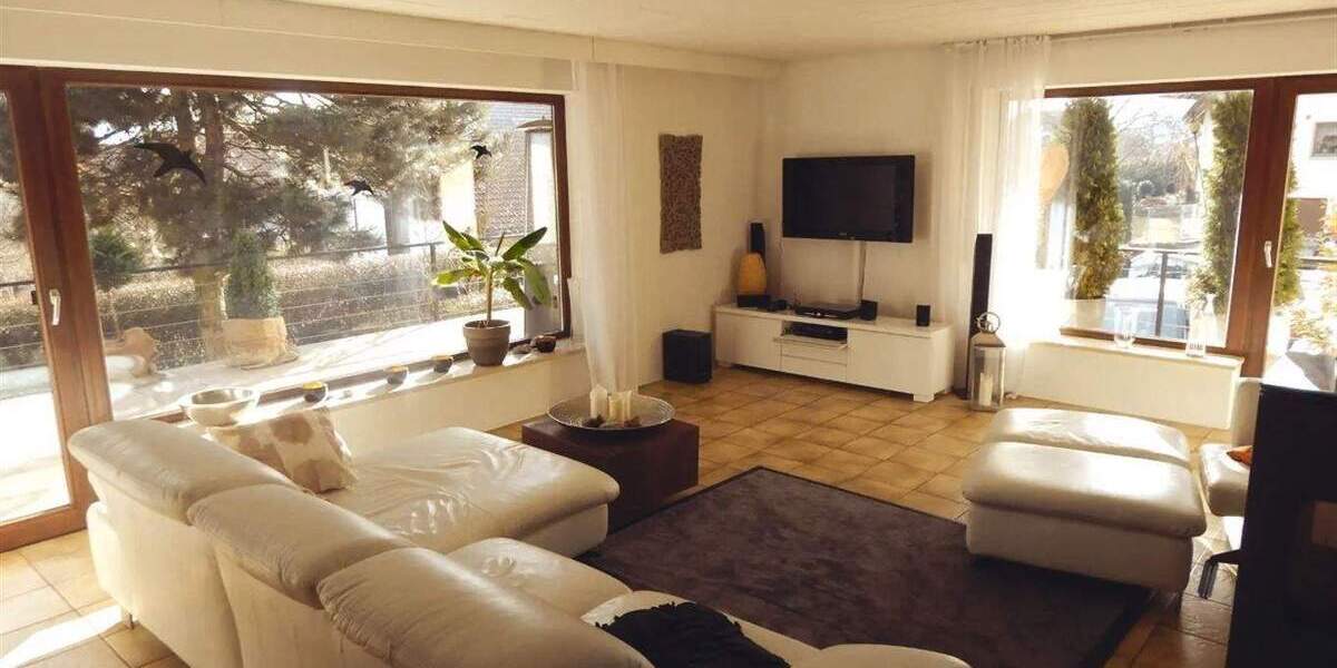 HELLE UND GROSSZÜGIGE 3,5-ZIMMER-EG-WOHNUNG MIT TERRASSE, GARTEN, CARPORT UND GARAGE 3 zimmer