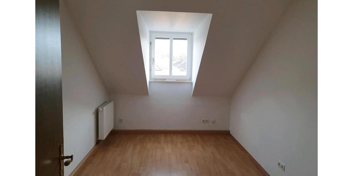 Dachgeschoßwohnung Osterhofen - 4 Zimmer, 111 m&sup2;, 800&euro; | Angebot:24806385