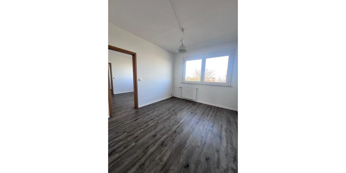 Etagenwohnung Halle (Saale) Silberhöhe - 5 Zimmer, 133 m&sup2;, 600&euro; | Angebot:25974501