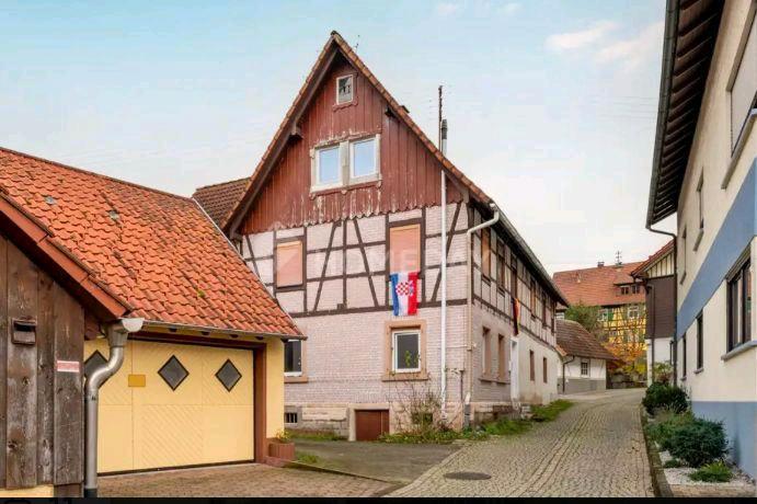 Mehrfamilienhaus, Wohnhaus Gernsbach - 14 Zimmer, 328 m&sup2;, 370.000&euro; | Angebot:26196900