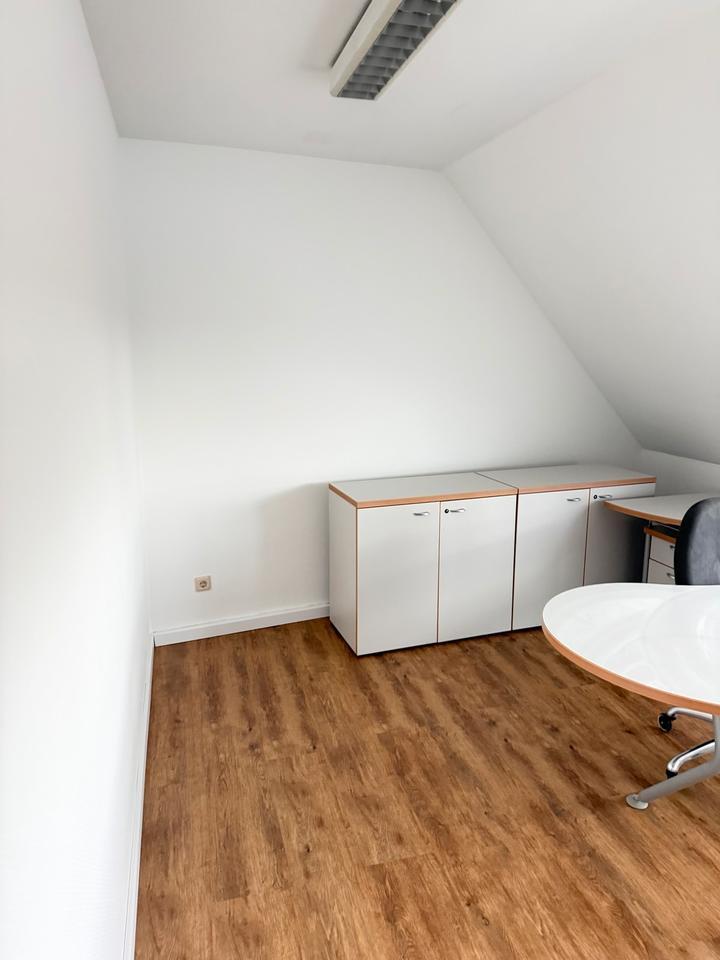 Helle Büroräum im Zentrum von Refrath mit Aufzug & schönem Ausbli zimmer