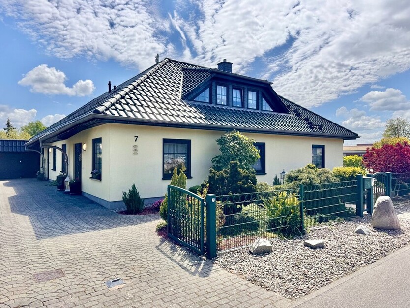HORN IMMOBILIEN ++ Ueckermünde, Winkelbungalow mit separater Einliegerwohnung behindertengerecht 6 zimmer