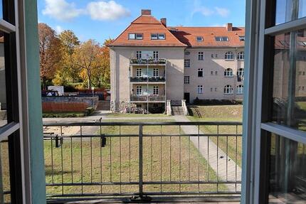Unvermietete, großzügige Familienwohnung mit großem Balkon zimmer