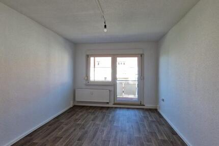 Plus 300 € Wunschgutschein* - Frisch renovierte 3-Zimmer-Wohnung mit Balkon und Tageslichtbad! zimmer