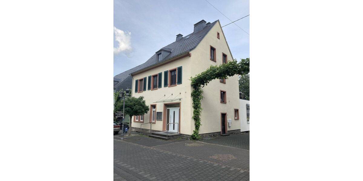 Etagenwohnung Kröv - 9 Zimmer, 214 m&sup2;, 1.190&euro; | Angebot:26858188