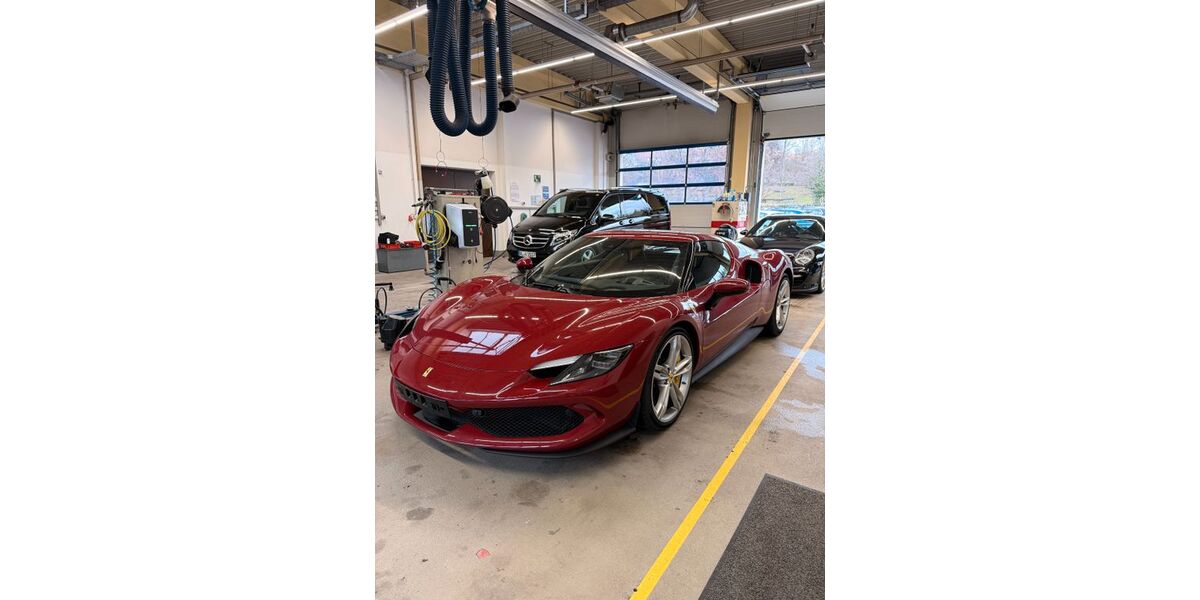 Ferrari 296 GTB 5.698 km 268.900 &euro; Balingen 72336