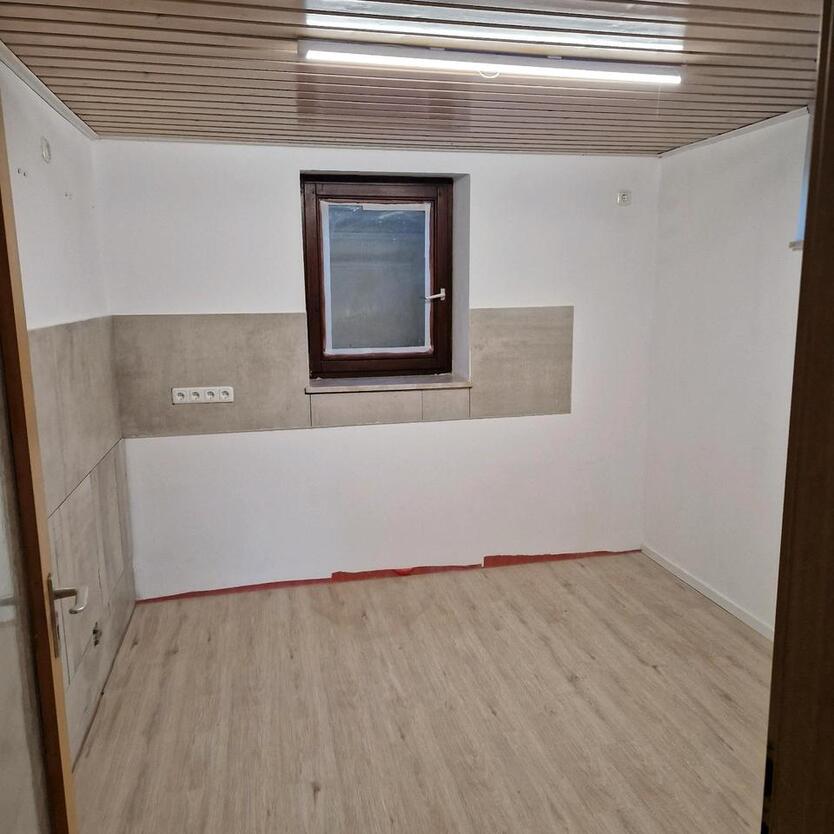 Neue Renoviert 2 Zimmer Wohnung mit Garage
